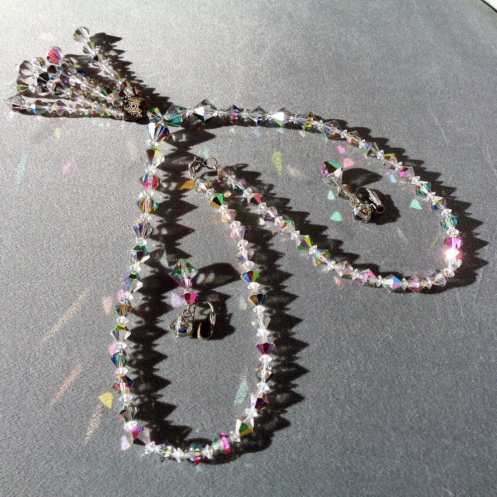 💗 3/$25 Vintage Iridescent Neckless and Earing Set